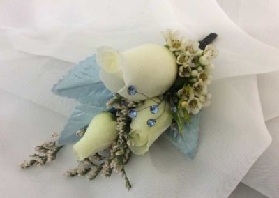 boutonniere white roses blue bling
